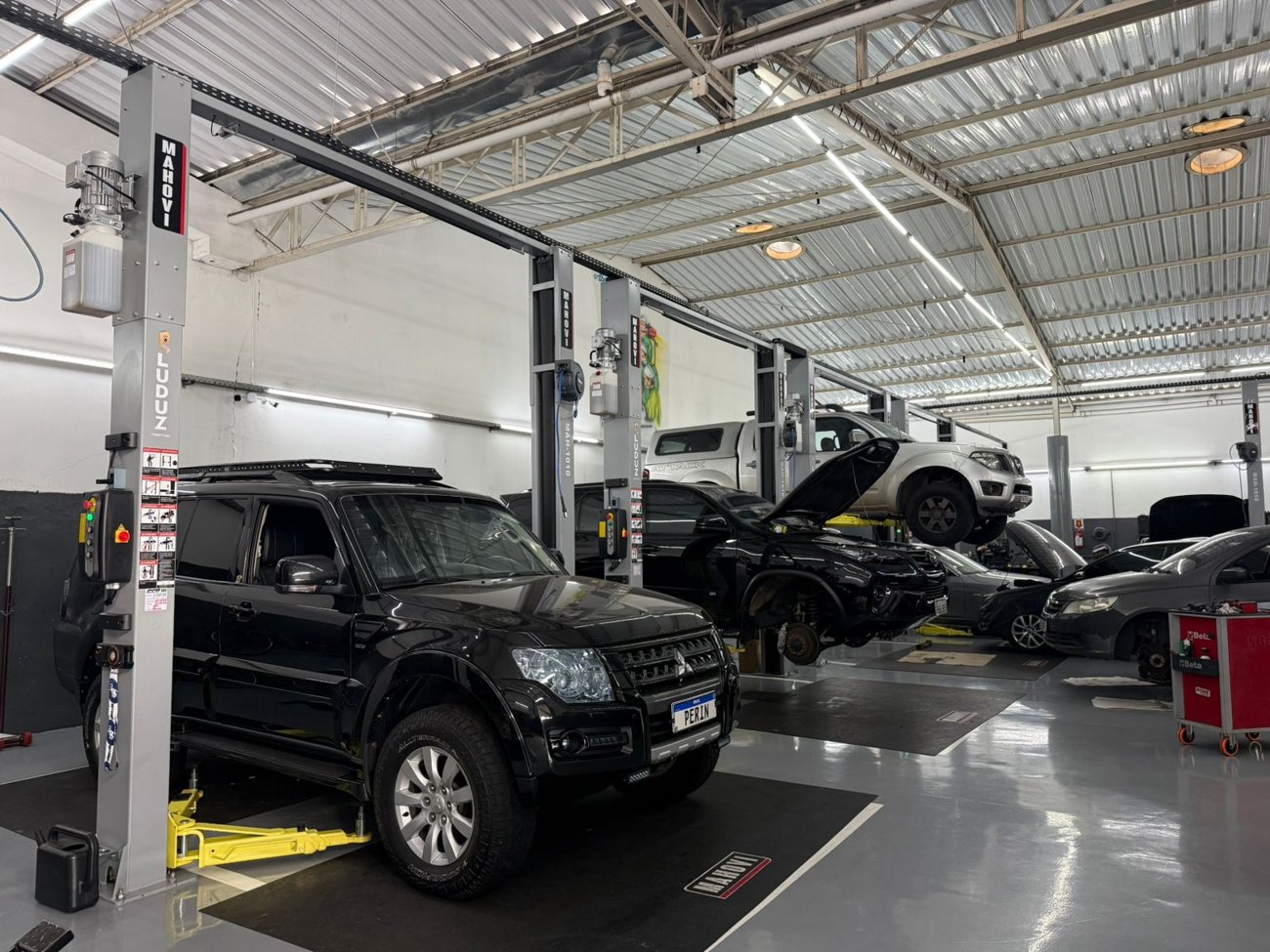 Camionetes diesel sendo atendidas na Perin Car Service em Indaiatuba